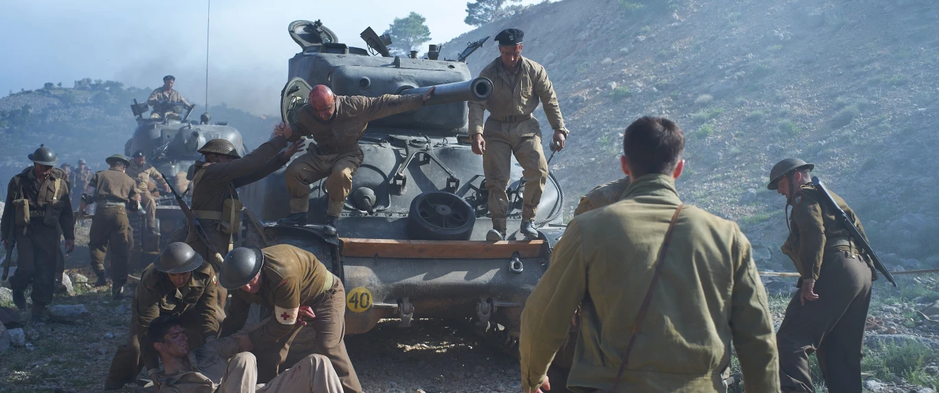 Dynamiczne i nowocześnie realizowane "Czerwone maki" inspirowane są najlepszymi produkcjami kina batalistycznego ukazującymi realia II wojny światowej - "Najdłuższy dzień" (1962), "O jeden most za daleko" (1977), "Szeregowiec Ryan" (1998), "Dunkierka" (2017). Podobnie jak w dziełach światowych reżyserów - historyczne wydarzenia zostały tu pokazane przez pryzmat losów pojedynczych bohaterów. 