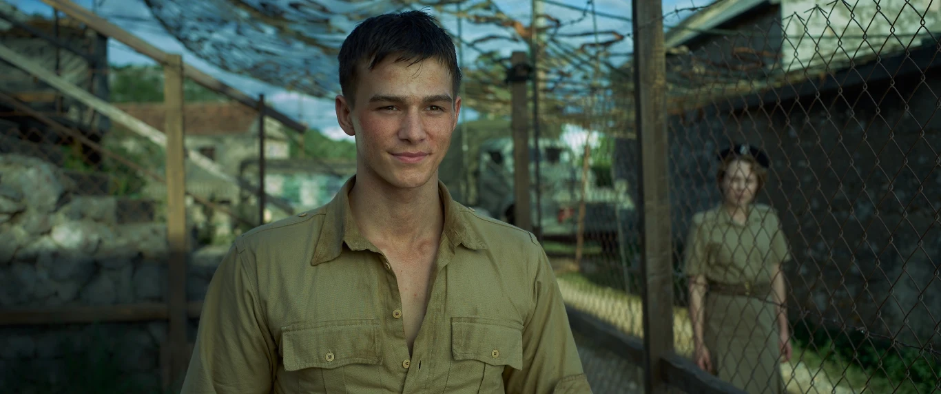 Historię bitwy oglądamy oczami Jędrka - młodego chłopaka, który przeszedł przez łagrowe piekło i opuścił Rosję wraz z Armią Andersa jako jedna z tysięcy sierot. Czas niewoli zmienił go z chłopca z dobrej rodziny w kombinatora i drobnego złodziejaszka, który zrobi wszystko, aby przetrwać.