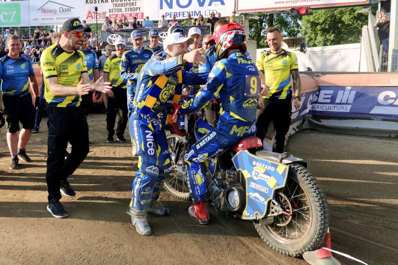 Max Fricke odbiera od kolegów z GKM-u gratulacje po ostatnim biegu meczu z Motorem Lublin.