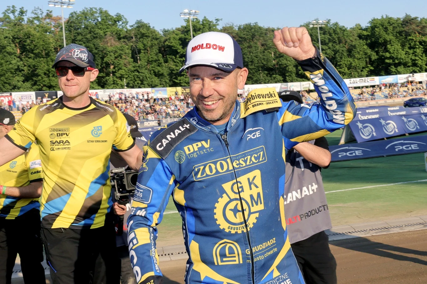 Nicki Pedersen cieszy się z wygranej
