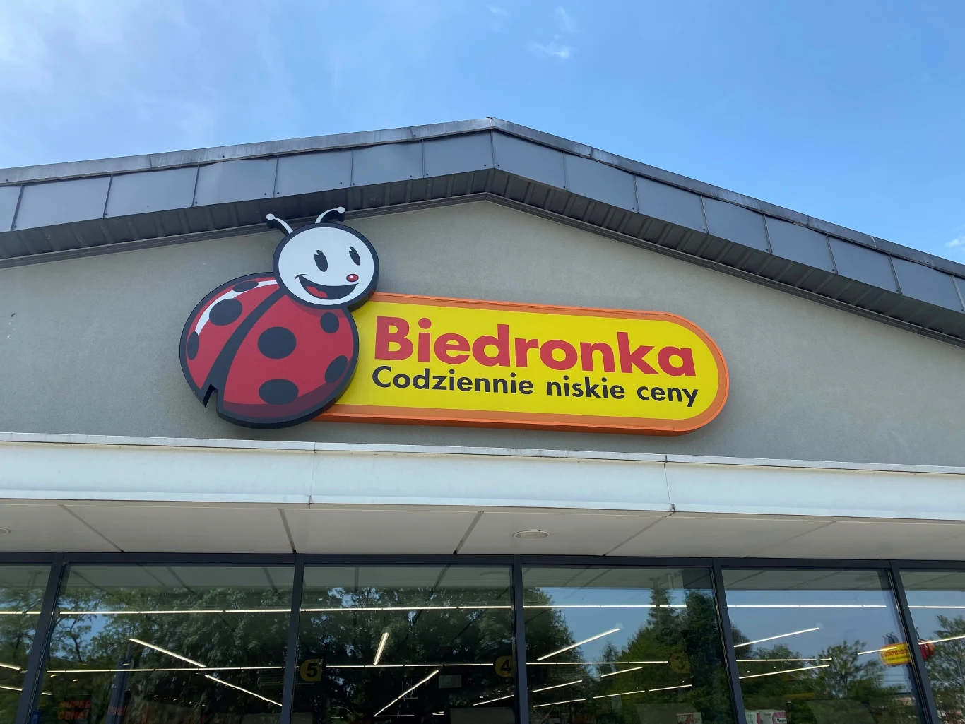 Biedronka stawia na możliwość wypłacania pieniędzy. Usługa cashback znana w placówkach sieci pod nazwą "Płać kartą i wypłacaj" jest już dostępna we wszystkich dyskontach Biedronka stawia na możliwość wypłacania pieniędzy. Usługa cashback znana w placówkach sieci pod nazwą "Płać kartą i wypłacaj" jest już dostępna we wszystkich dyskontach