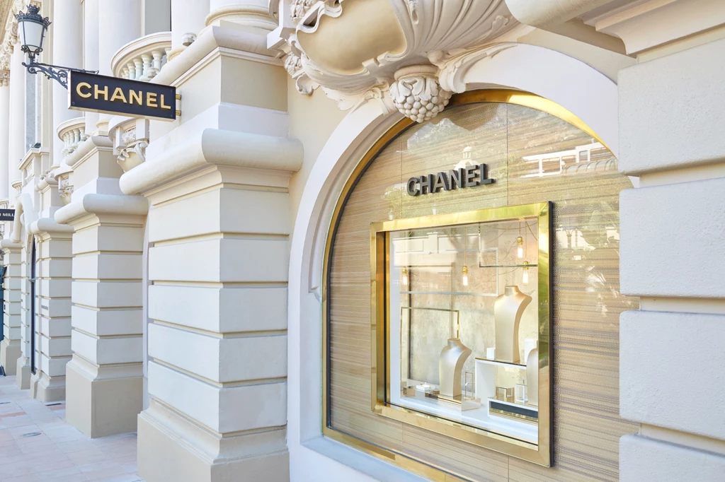 Luksusowe torebki tracą status dobra konsumpcyjnego i stają się lokatą kapitału. Na zdjęciu salon Chanel w Monte Carlo