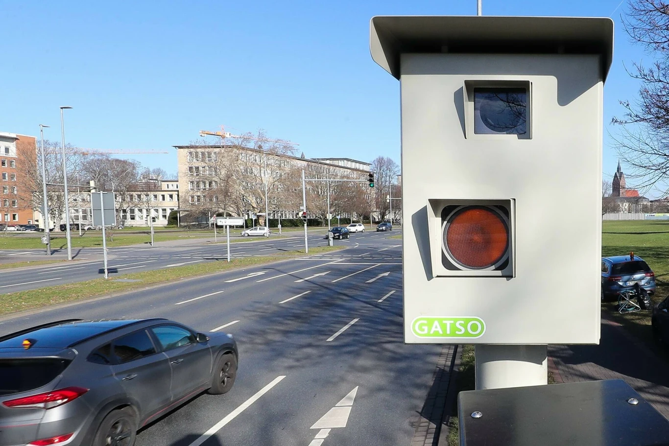 Takie skrzynki to częsty widok w Niemczech czy we Włoszech. To fotoradary, które nie są tak dobrze widoczne jak urządzenia w Polsce