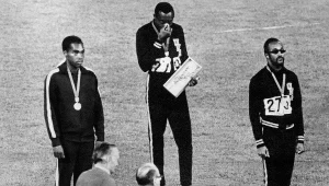 Jim Hines (w środku)