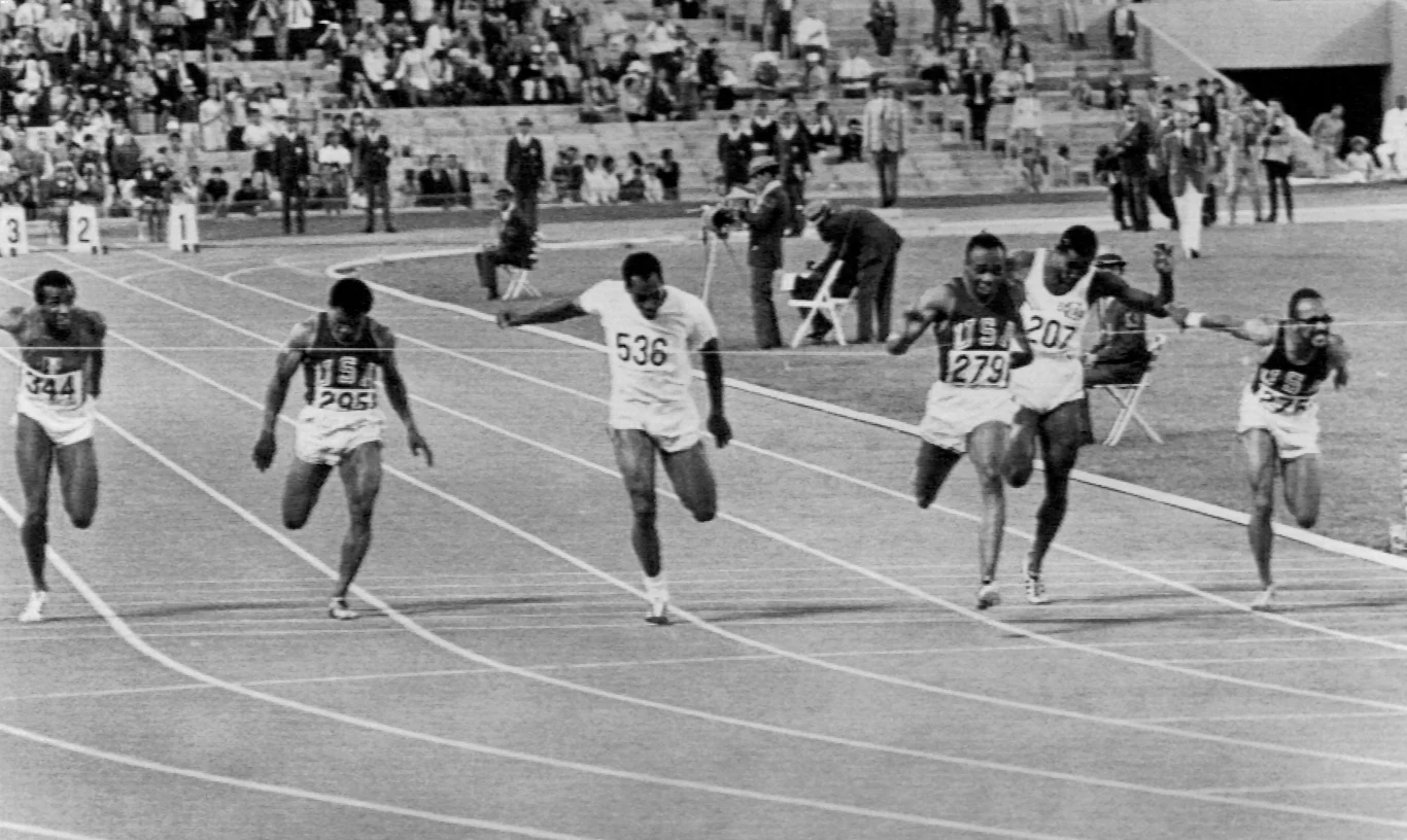 Jim Hines (trzeci z prawej)