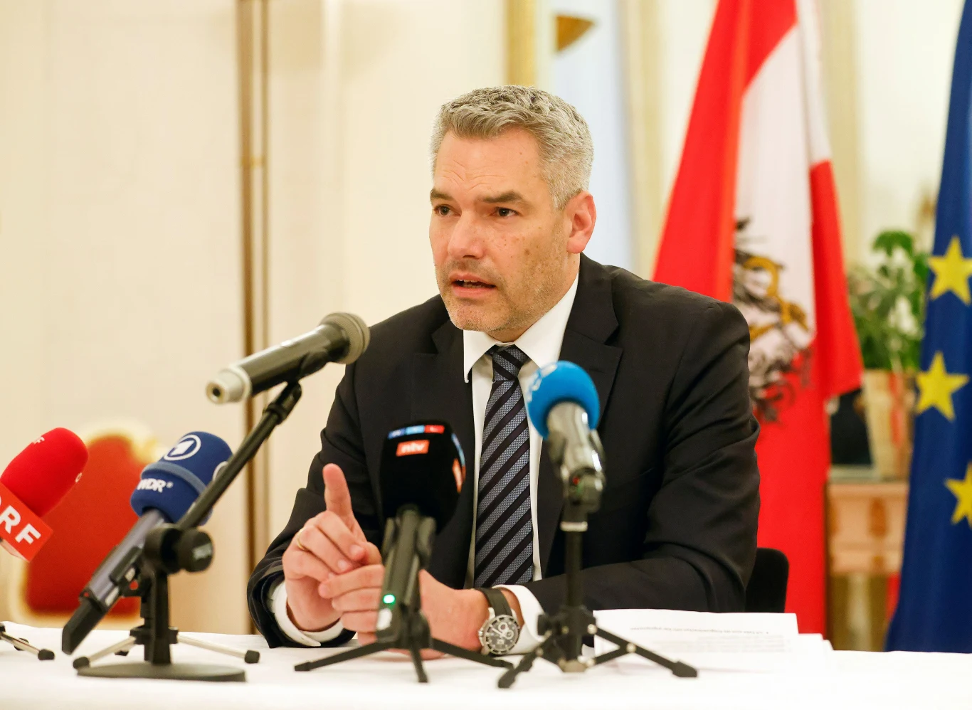 Kanclerz Karl Nehammer na konferencji po spotkaniu z Władimirem Putinem w kwietniu ub. roku Kanclerz Karl Nehammer na konferencji po spotkaniu z Władimirem Putinem w kwietniu ub. roku