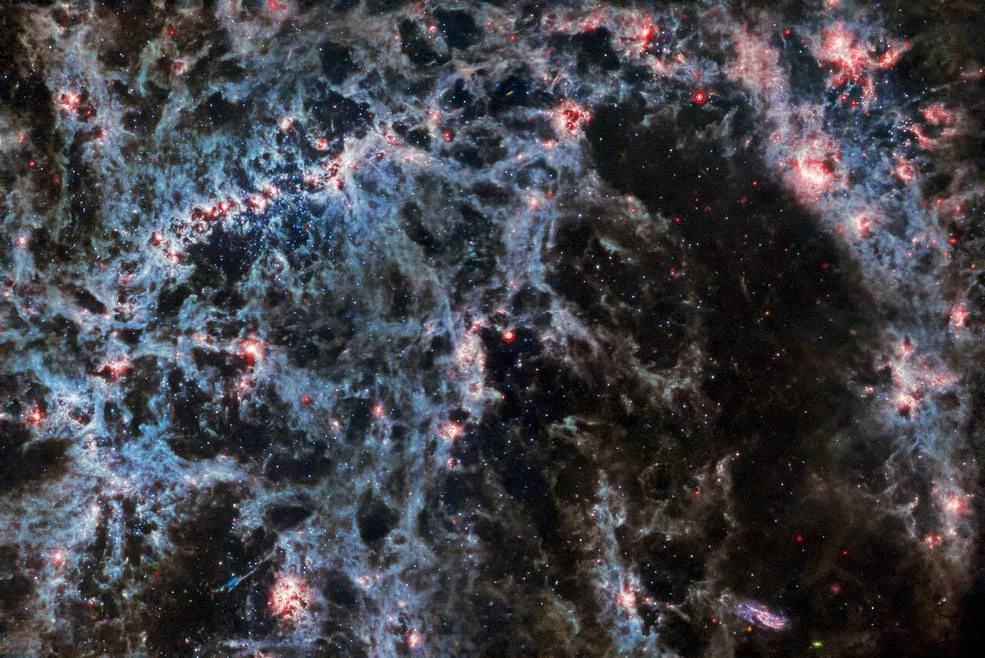  Galaktyka spiralna z poprzeczką NGC 5068, z użyciem wyłącznie instrumentu MIRI Kosmicznego Teleskopu Jamesa Webba