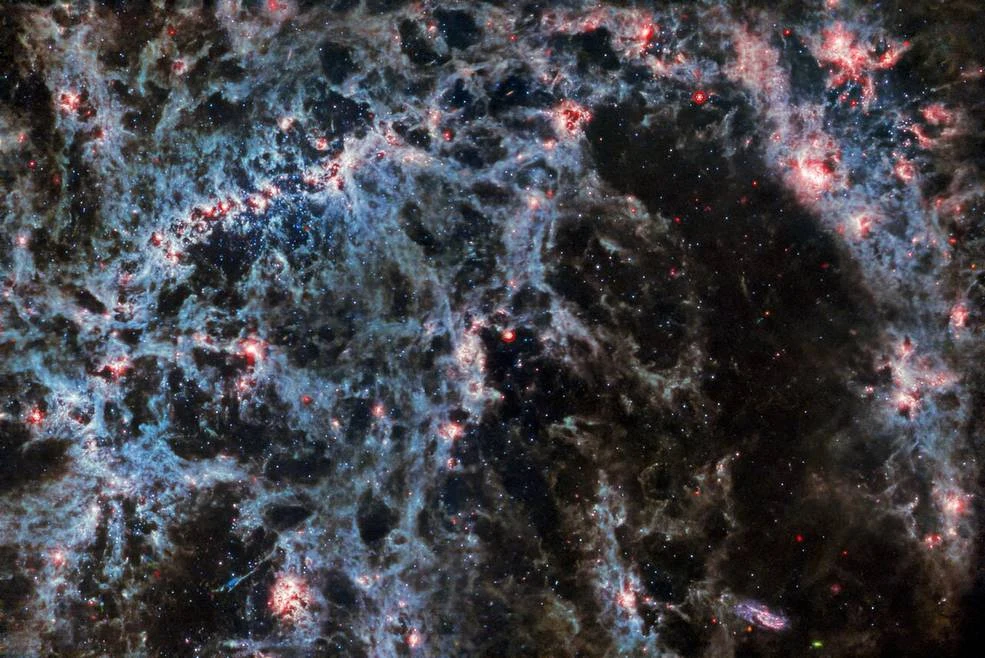  Galaktyka spiralna z poprzeczką NGC 5068, z użyciem wyłącznie instrumentu MIRI Kosmicznego Teleskopu Jamesa Webba