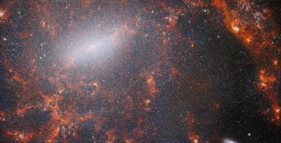 Widok galaktyki spiralnej z poprzeczką NGC 5068, uzyskany z instrumentu NIRCam Kosmicznego Teleskopu Jamesa Webba