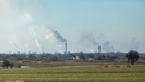 Czy Orlen przejmie Azoty Puławy? Coraz głośniej o takiej opcji. Na zdj.  dymiące kominy zakładów w Puławach