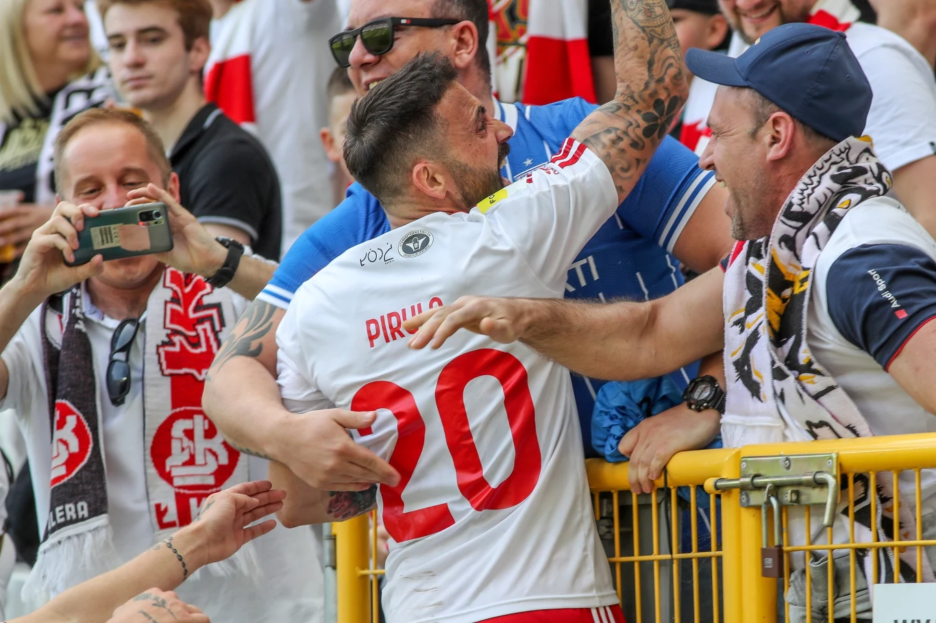 Pirulo celebruje zdobycie kolejnej bramki wraz z kibicami ŁKS-u 