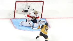 Jonathan Marchessault strzela gola