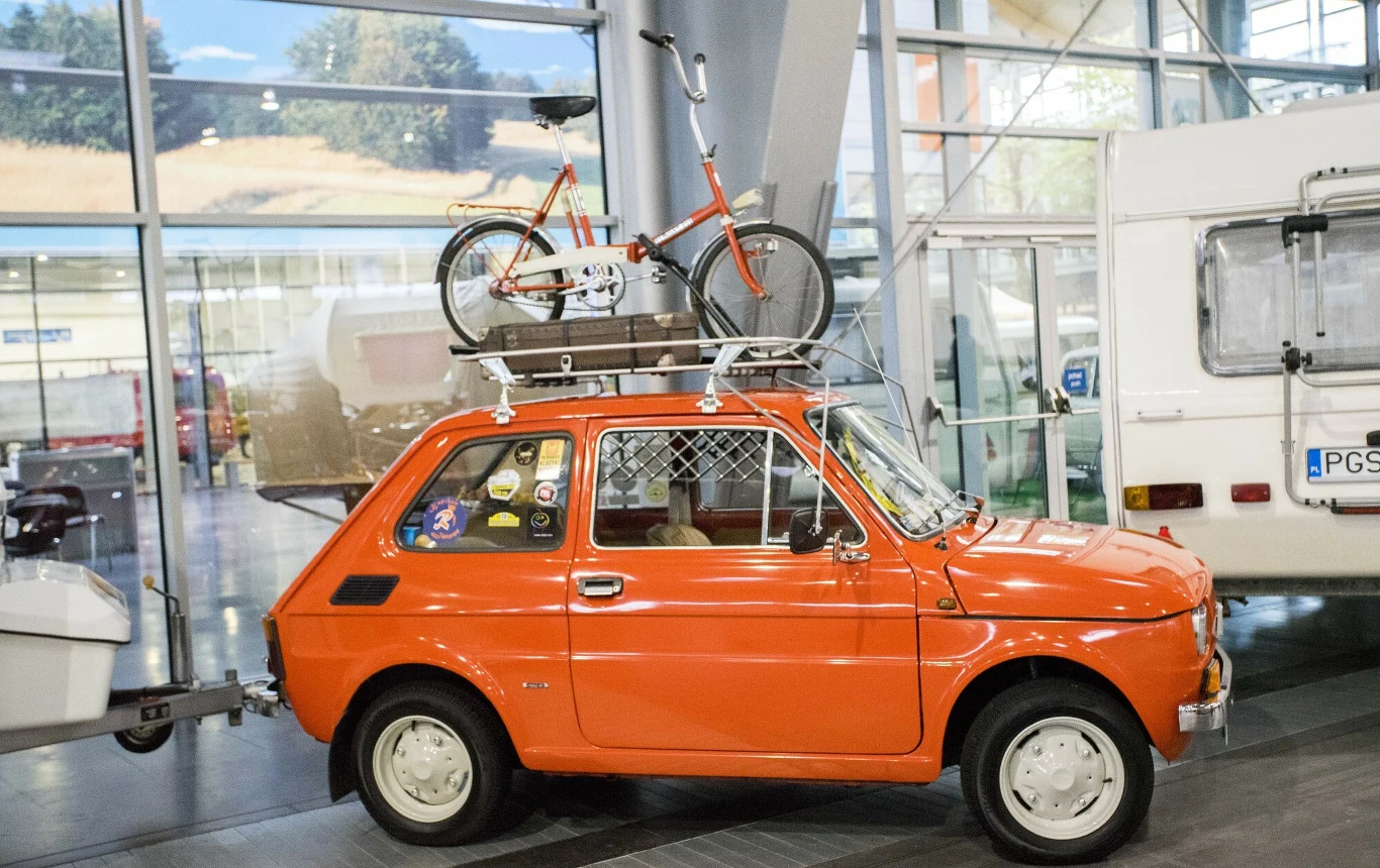 Wewnątrz Fiata 126p mieściło się czterech dorosłych pasażerów.