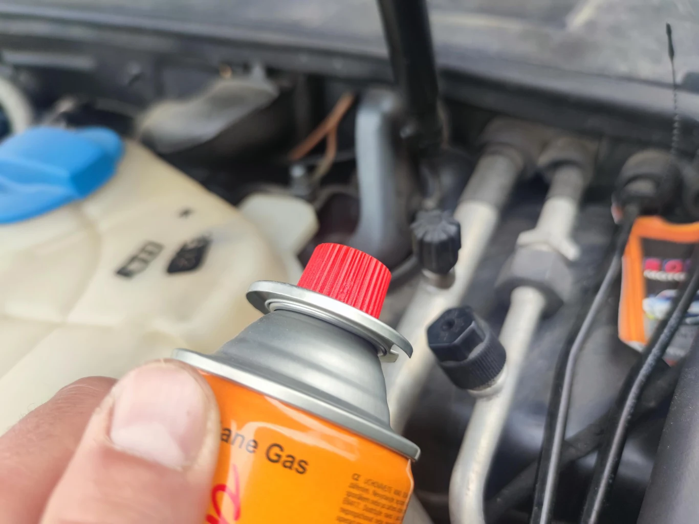 Samodzielne nabijanie klimatyzacji propanem może być niebezpieczne