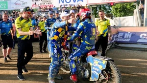 Wadim Tarasienko cieszy się z Maxem Fricke z wygranej.