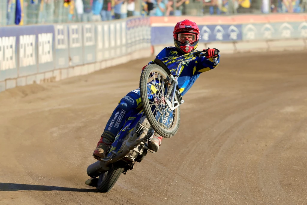 Max Fricke jedzie na jednym kole. Max Fricke jedzie na jednym kole.