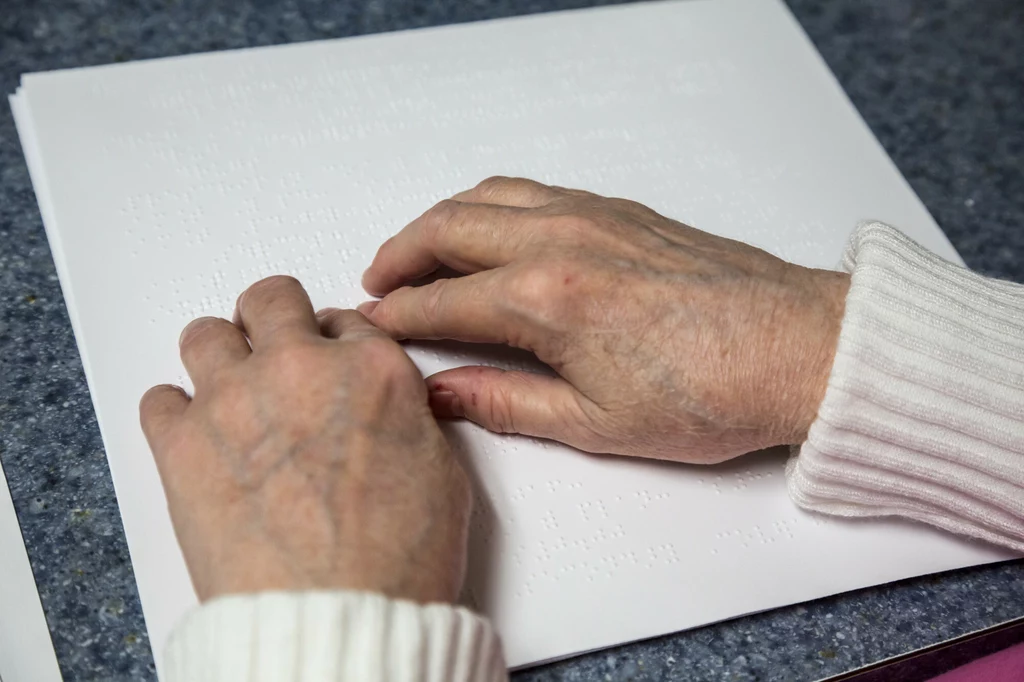 Alfabet Braille'a wynalazł 200 lat temu Louis Braille. Jest to system pisma punktowego (dotykowego) dla osób niewidomych. Można nim pisać we wszystkich językach.