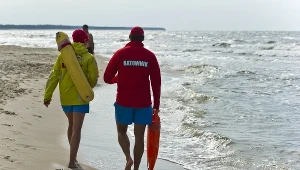 Praca ratownika wodnego w sezonie może być obciążająca