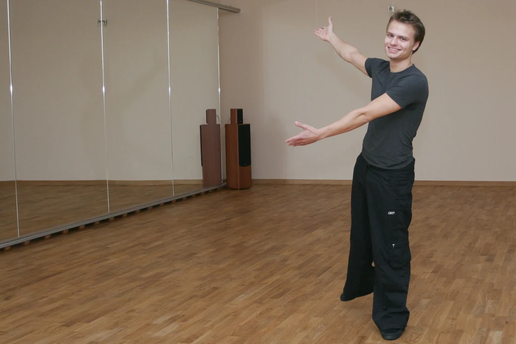 Jego kariera taneczna jest imponująca – 12. miejsce na mistrzostwach świata (2001) i piąte miejsce w Pucharze Europy (2004) to tylko niektóre z jego osiągnięć.
 Jego kariera taneczna jest imponująca – 12. miejsce na mistrzostwach świata (2001) i piąte miejsce w Pucharze Europy (2004) to tylko niektóre z jego osiągnięć.