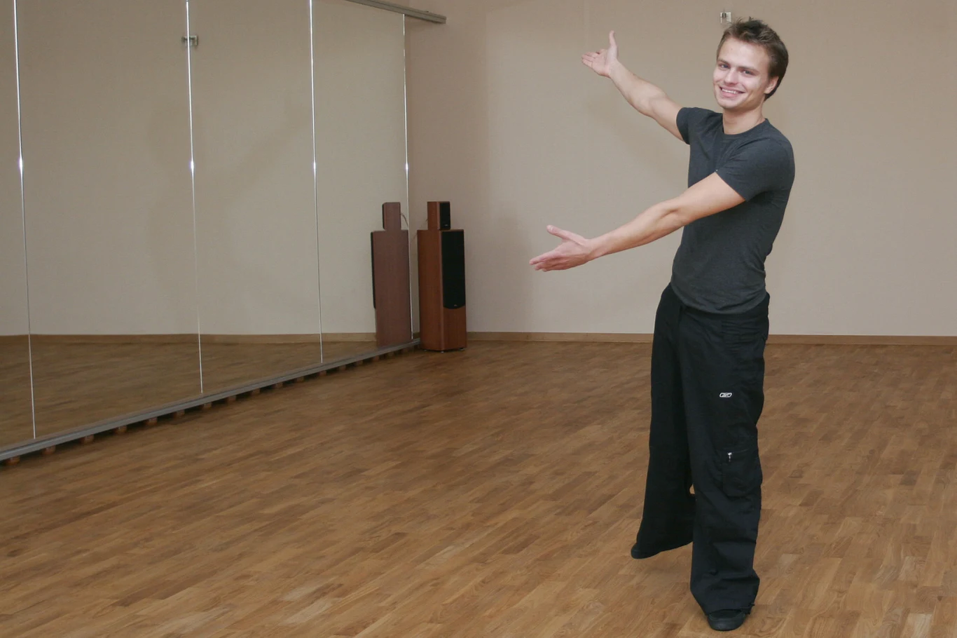 Jego kariera taneczna jest imponująca – 12. miejsce na mistrzostwach świata (2001) i piąte miejsce w Pucharze Europy (2004) to tylko niektóre z jego osiągnięć.
Jego kariera taneczna jest imponująca – 12. miejsce na mistrzostwach świata (2001) i piąte miejsce w Pucharze Europy (2004) to tylko niektóre z jego osiągnięć.