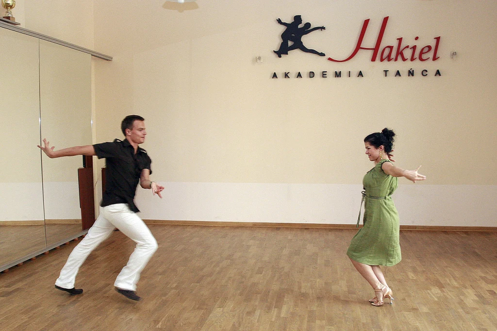 Telewizyjne sukcesy przyniosły bowiem parze nie tylko popularność, ale także szereg innych projektów - wspólną trasę koncertową, kurs tańca na płytach DVD, a nawet własną szkołę tańca o nazwie "Hakiel – Akademia Tańca".
 Telewizyjne sukcesy przyniosły bowiem parze nie tylko popularność, ale także szereg innych projektów - wspólną trasę koncertową, kurs tańca na płytach DVD, a nawet własną szkołę tańca o nazwie "Hakiel – Akademia Tańca".