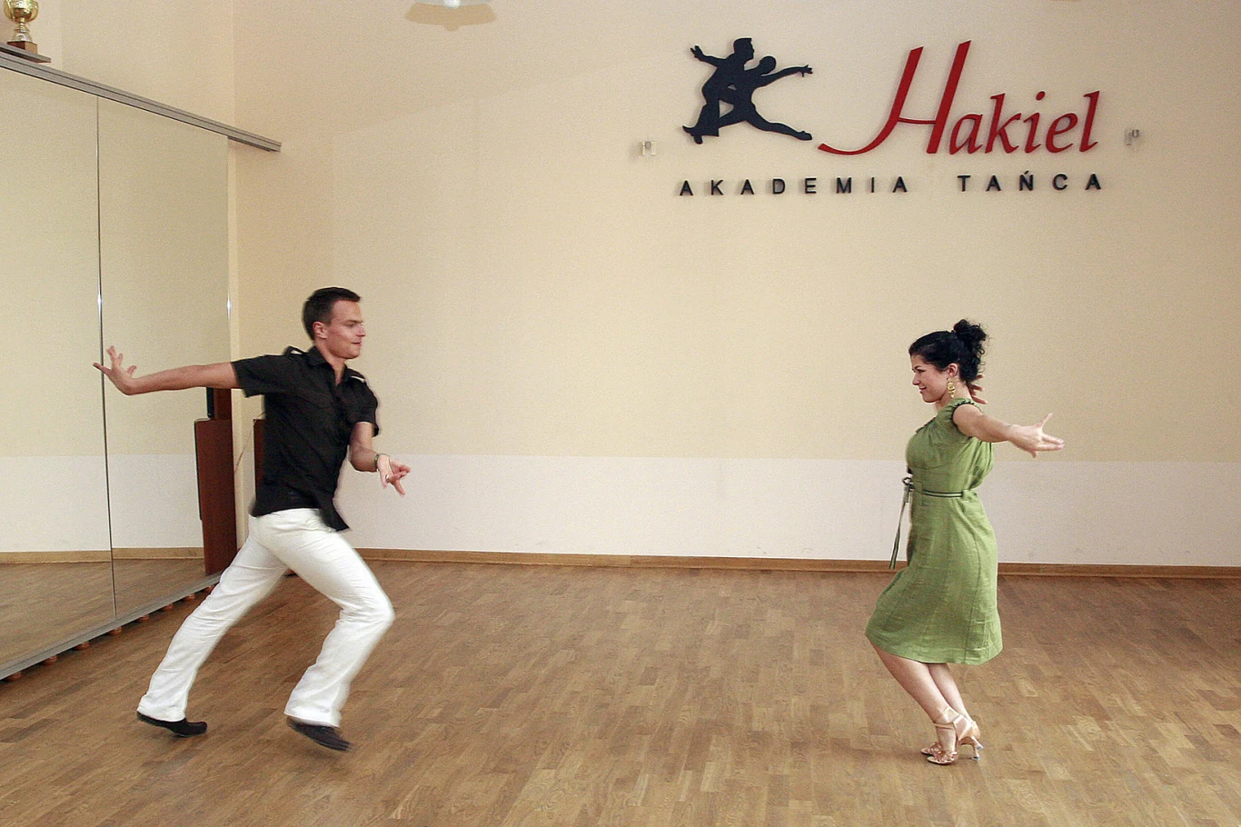 Telewizyjne sukcesy przyniosły bowiem parze nie tylko popularność, ale także szereg innych projektów - wspólną trasę koncertową, kurs tańca na płytach DVD, a nawet własną szkołę tańca o nazwie "Hakiel – Akademia Tańca".
Telewizyjne sukcesy przyniosły bowiem parze nie tylko popularność, ale także szereg innych projektów - wspólną trasę koncertową, kurs tańca na płytach DVD, a nawet własną szkołę tańca o nazwie "Hakiel – Akademia Tańca".