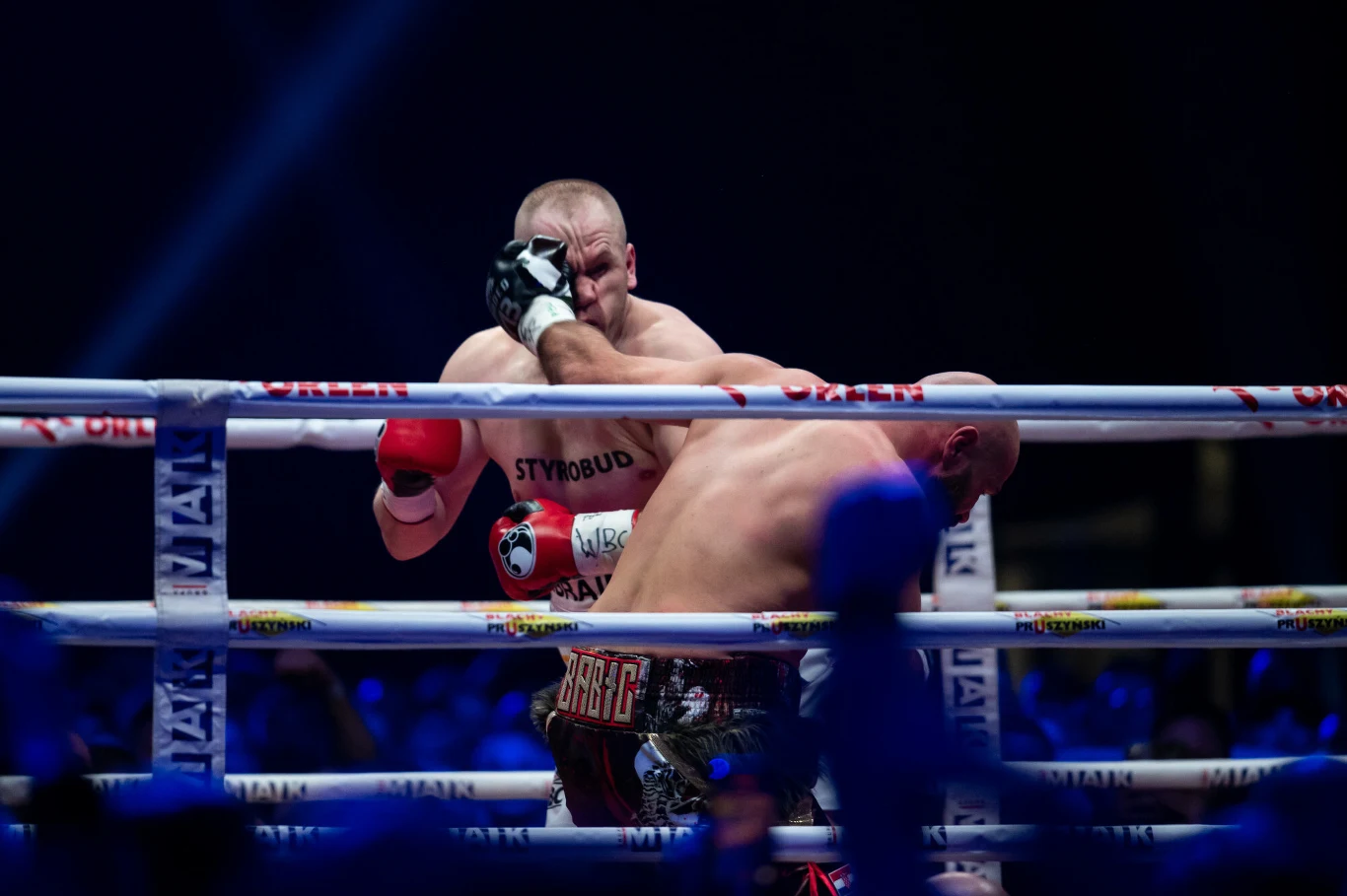 Łukasz Różański (przodem) w walce z Alenem Babiciem