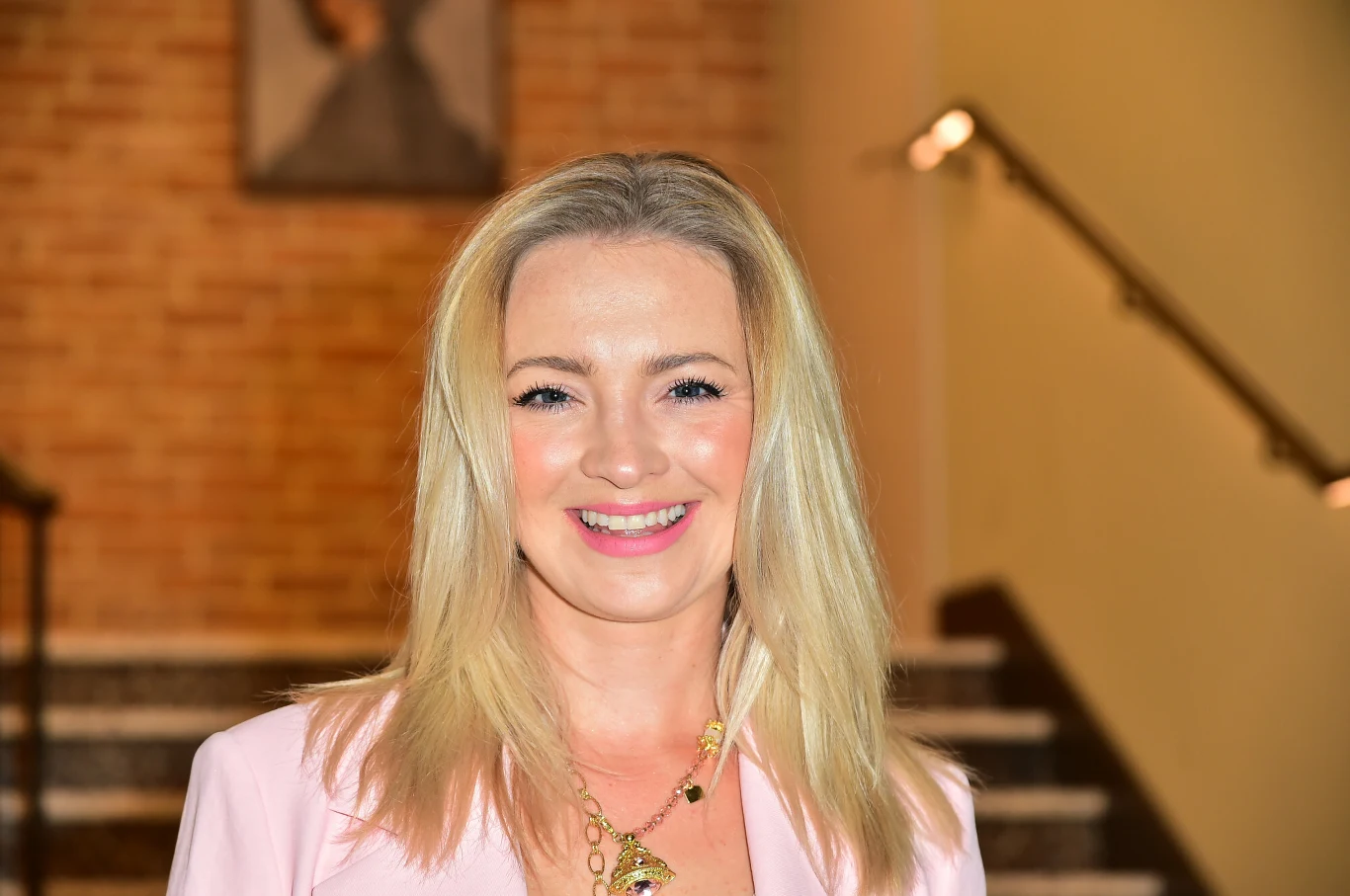 Aktorka była na imprezie w świetnym humorze. Czy to właśnie zasługa fotografa? 
