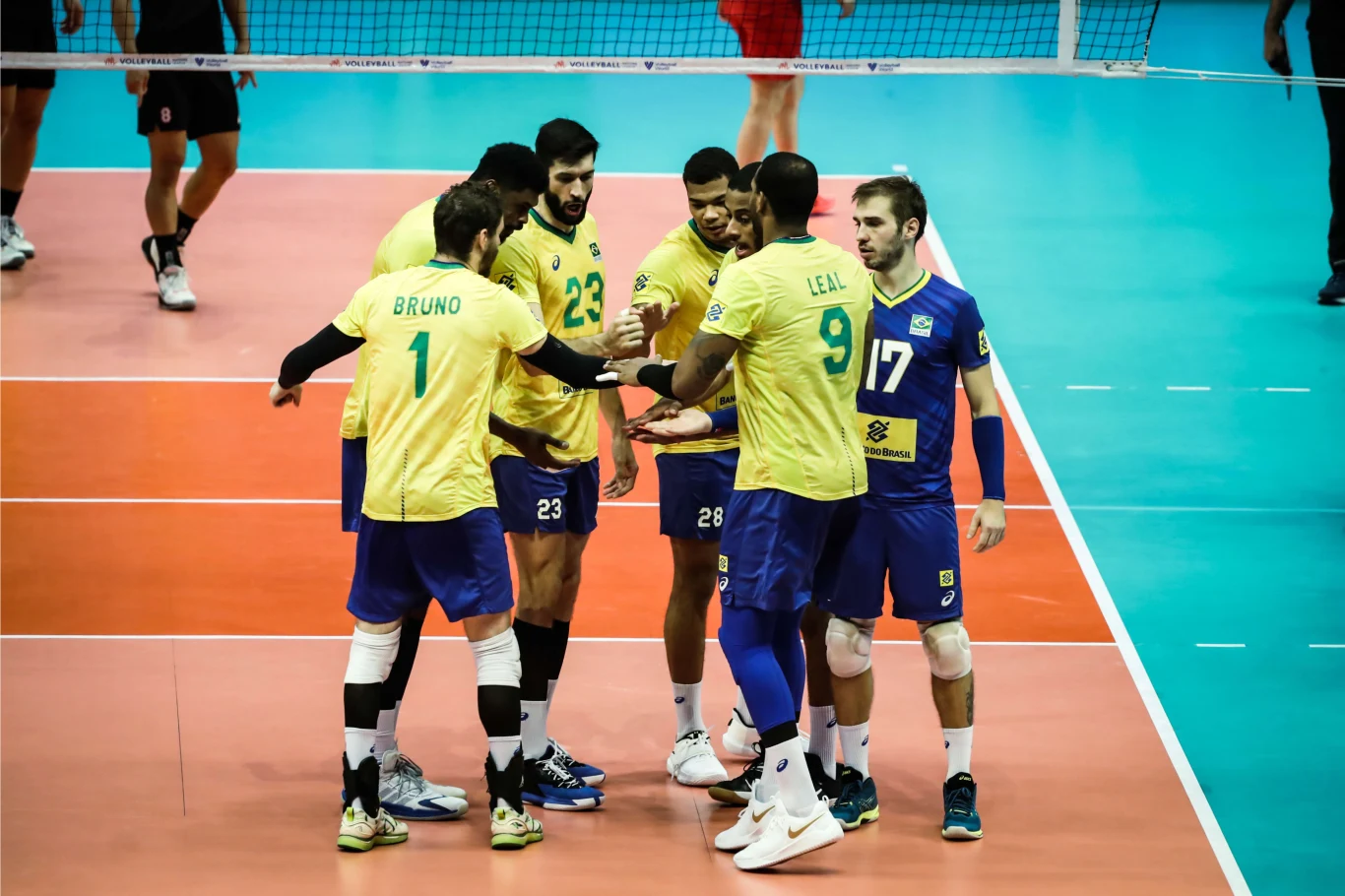 Thales Hoss (w niebieskiej koszulce) i reprezentanci Brazylii