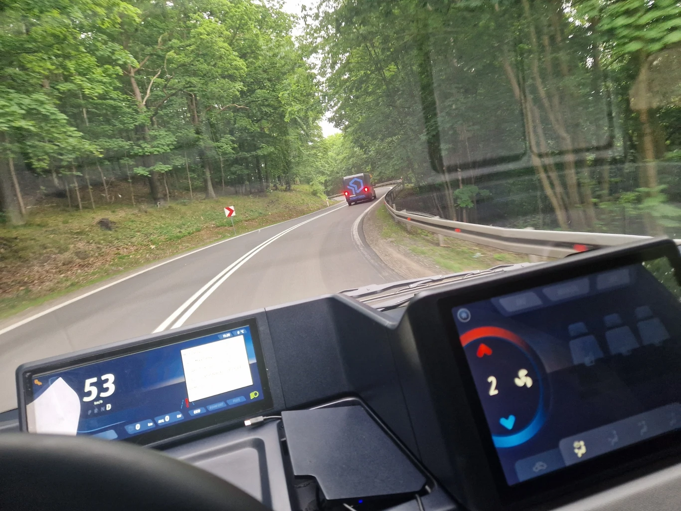 EVANy z Innovation AG w czasie testów zasięgu w prawdziwym ruchu drogowym / fot. Innovation AG