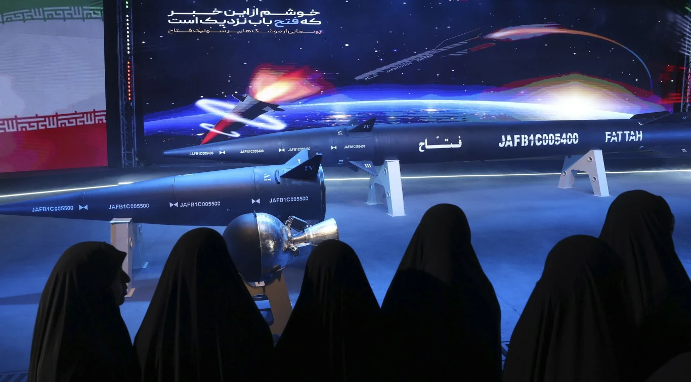 Iran dołącza do wyścigu po broń hipersoniczną. Prezentuje pocisk Fattah Iran dołącza do wyścigu po broń hipersoniczną. Prezentuje pocisk Fattah
