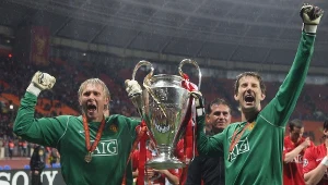 Tomasz Kuszczak z Edwinem van der Sarem po zwycięskim finale Ligi Mistrzów w 2008 r.
