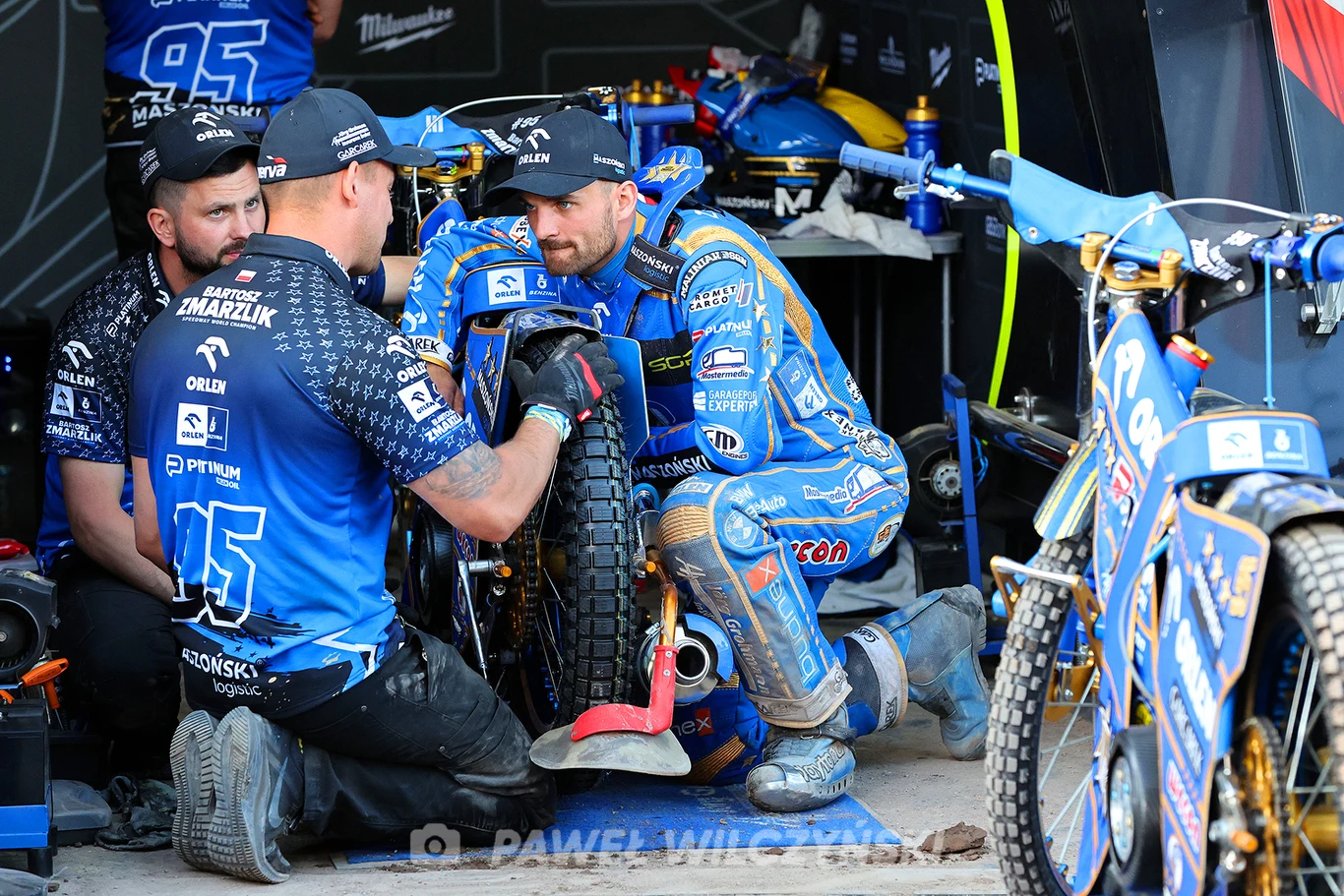 Bartosz Zmarzlik szuka ustawień motocykla.
