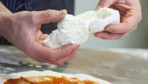 Mozzarella di bufala campana to kultowy gatunek lubianego sera. Jej wnętrze dosłownie się rozpływa 