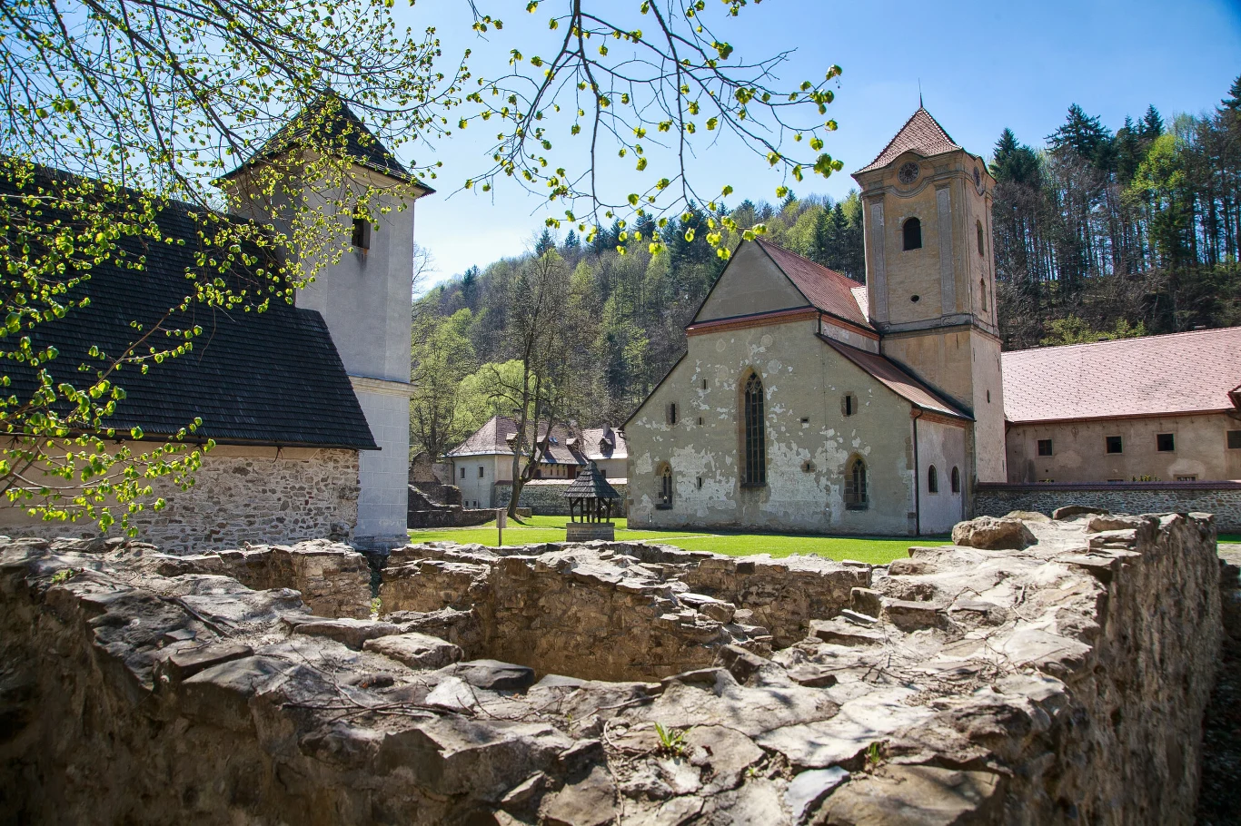 Dziedziniec Czerwonego Klasztoru. Drogą Pienińską dotrzemy do niego w ciągu 3 godzin.