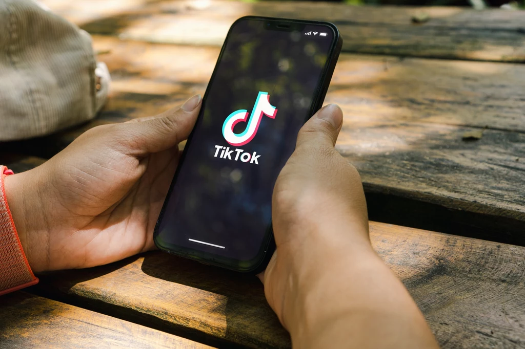 TikTok stał się niezwykle popularny. Niestety wiele pojawiających się tam treści nigdy nie powinno trafić do użytkowników.