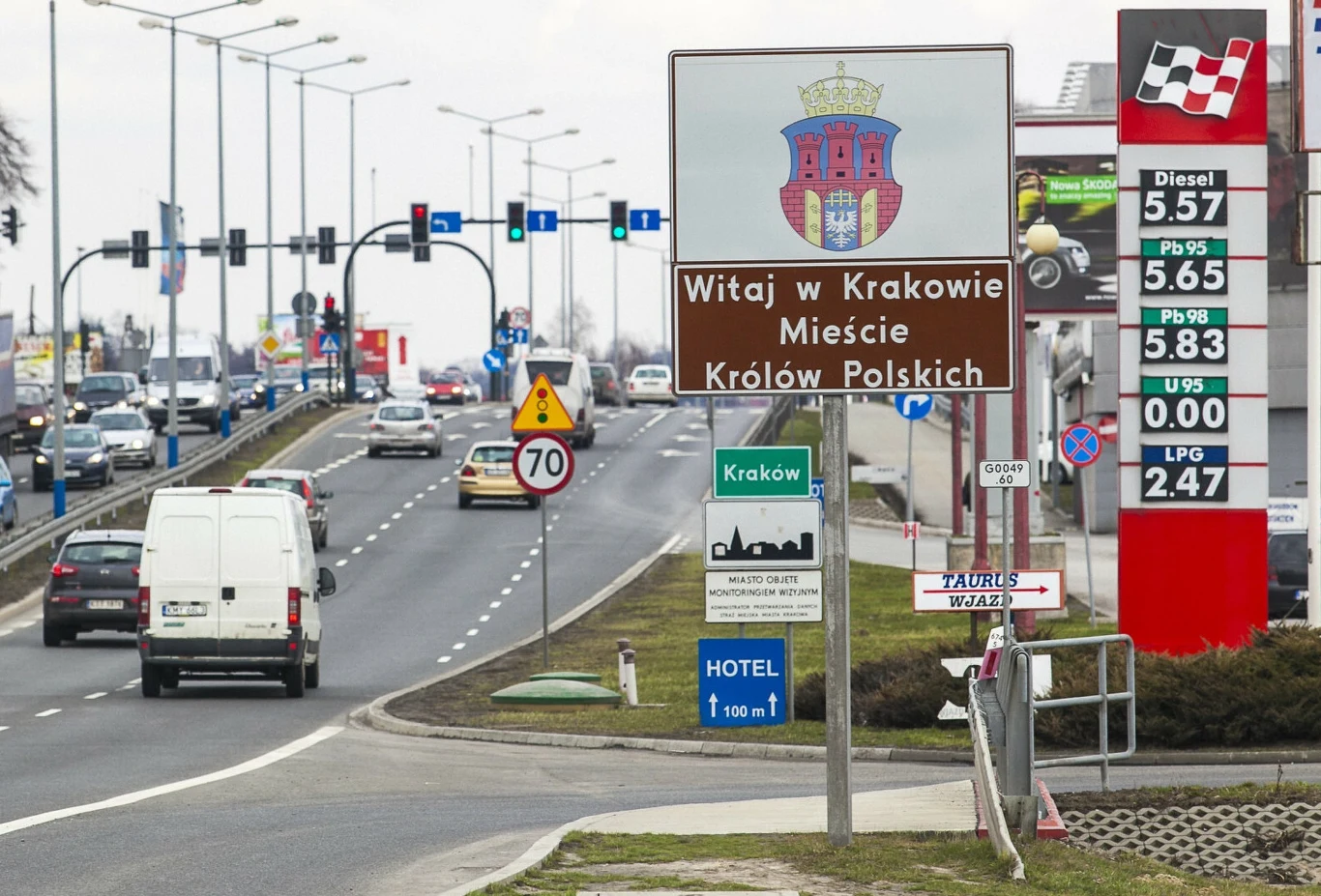 Czasem łatwo jest przegapić znak D-42 w natłoku innych znaków i reklam.