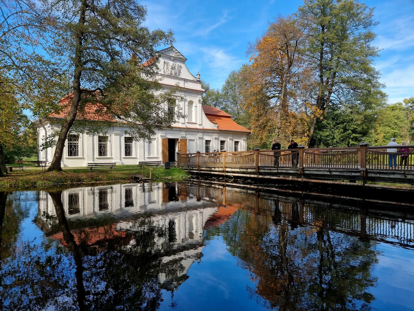 "Kościół na wodzie" w Zwierzyńcu wybudowany i konsekrowany w XVIII wieku.