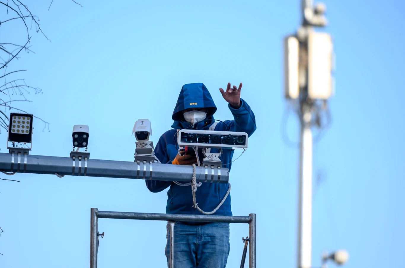 Większość kamer w Chinach jest bezpośrednią własnością państwa. Chińczycy sami w dużej części pozytywnie patrzą na ich liczbę, widząc w nich bezpieczeństwo. Godzą się na tak szeroką inwigilację nie z powodu nieumiejętności postrzegania prywatności, a bardziej z wieloletniego procesu zmieniania pojmowania tego pojęcia. Chińskie władze skutecznie przeforsowały ideę tzw. „prywatności państwowej”. Według niej prywatność powinna być chroniona, ale podmiotami, które chcą ją zabrać nie jest władza w Pekinie, a zachodnie korporacje. Stąd Chińczycy pozytywnie patrzą na działania państwa Większość kamer w Chinach jest bezpośrednią własnością państwa. Chińczycy sami w dużej części pozytywnie patrzą na ich liczbę, widząc w nich bezpieczeństwo. Godzą się na tak szeroką inwigilację nie z powodu nieumiejętności postrzegania prywatności, a bardziej z wieloletniego procesu zmieniania pojmowania tego pojęcia. Chińskie władze skutecznie przeforsowały ideę tzw. „prywatności państwowej”. Według niej prywatność powinna być chroniona, ale podmiotami, które chcą ją zabrać nie jest władza w Pekinie, a zachodnie korporacje. Stąd Chińczycy pozytywnie patrzą na działania państwa
