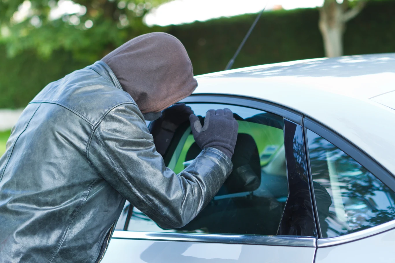 Niemcy ostrzegają przed nową metodą złodziei. Złodzieje korzystają z nieuwagi kierowców