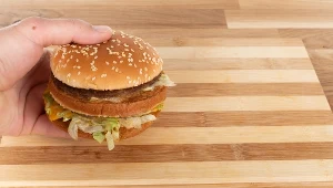 W partii hamburgerów wieprzowo-drobiowych wykryto bakterie Listeria monocytogenes. Zdjęcie ilustracyjne