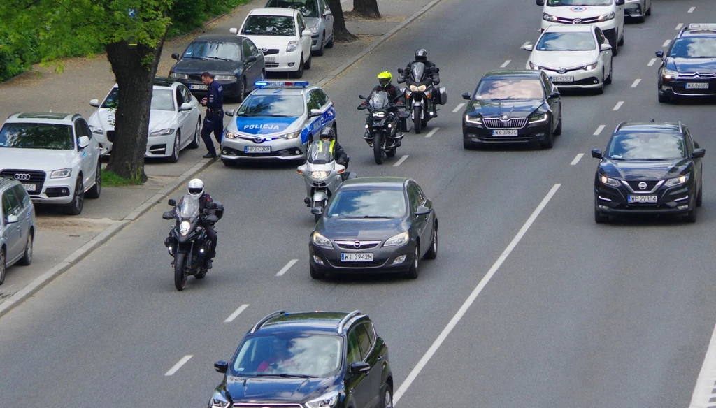 Motocykliści mają różne sposoby omijania korków