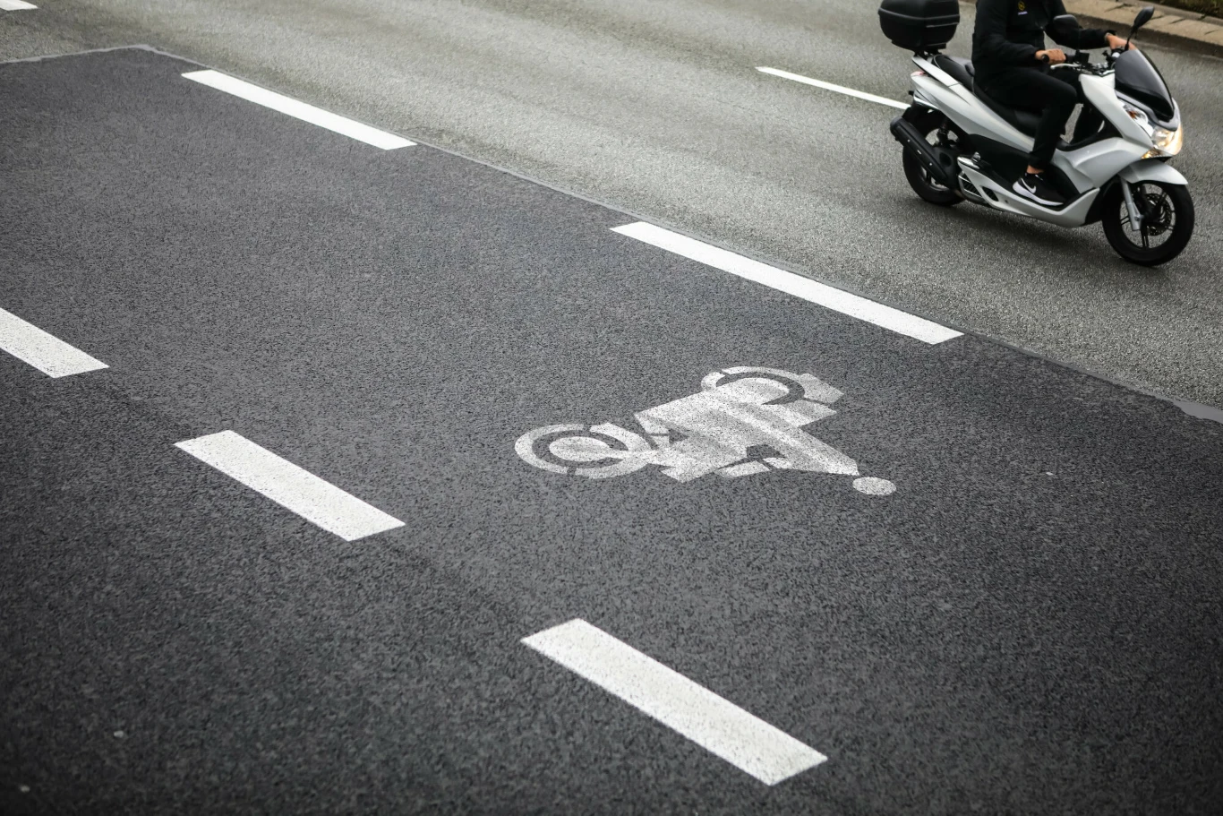Buspasy udostępnione dla motocyklistów są oznaczone symbolem motocykla Buspasy udostępnione dla motocyklistów są oznaczone symbolem motocykla