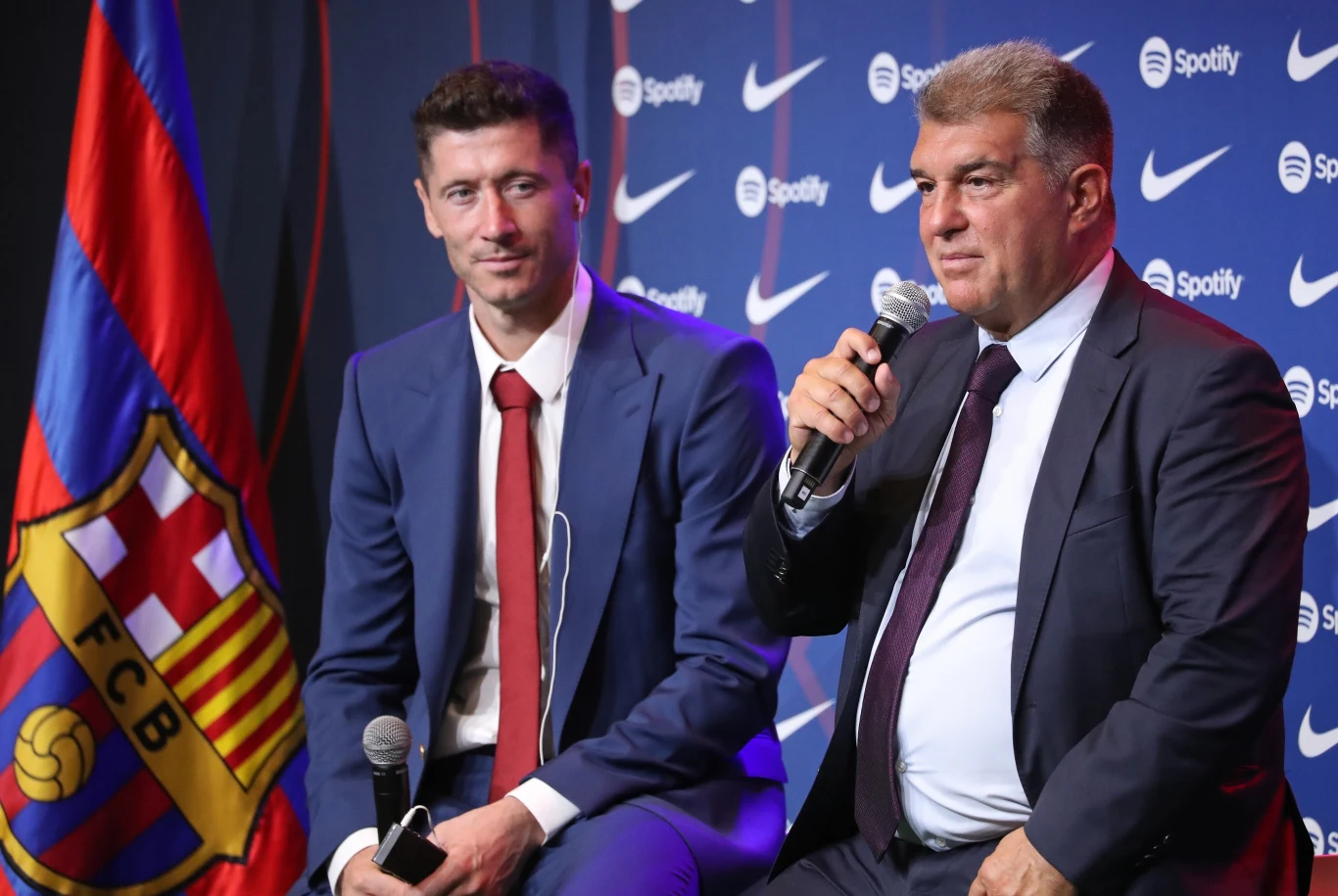 Robert Lewandowski i prezes Joan Laporta Robert Lewandowski i prezes Joan Laporta