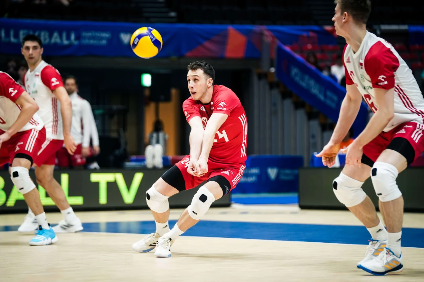 Kamil Szymura (w środku) ma za sobą kilka udanych meczów w reprezentacji Polski. W piątek zagrał przeciwko bratu