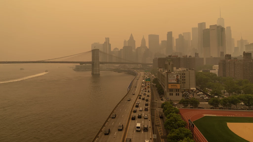 W środę Nowy Jork pokrył się żółtawą poświatą. Przyczyną są zanieczyszczenia, które dotarły do USA w wyniku pożarów lasów w Kanadzie