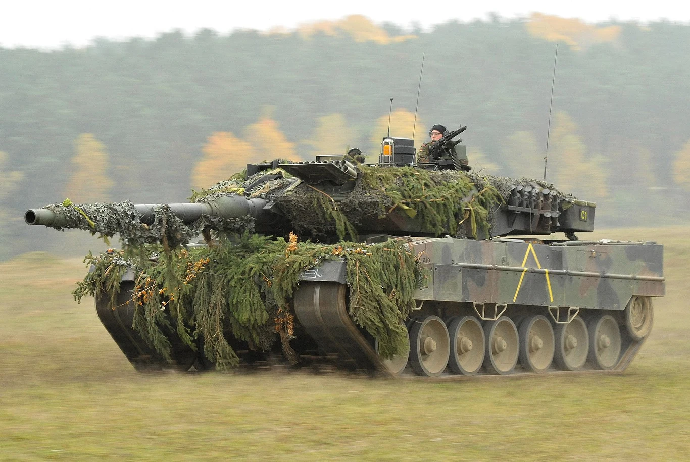 Szczęściem w nieszczęściu jest fakt, że stracony na nagraniu Leopard 2 to starsza wersja A4 a nie nowsza A6, z potężniejszym 120 mm działem, mocniejszym systemem ochrony i nowoczesną elektroniką z sytemami nawigowania pola walki. Aby ograniczyć straty zachodnich czołgów do minimum, Ukraińcy musza pamiętać, że te zawsze będą priorytetem Rosjan Szczęściem w nieszczęściu jest fakt, że stracony na nagraniu Leopard 2 to starsza wersja A4 a nie nowsza A6, z potężniejszym 120 mm działem, mocniejszym systemem ochrony i nowoczesną elektroniką z sytemami nawigowania pola walki. Aby ograniczyć straty zachodnich czołgów do minimum, Ukraińcy musza pamiętać, że te zawsze będą priorytetem Rosjan