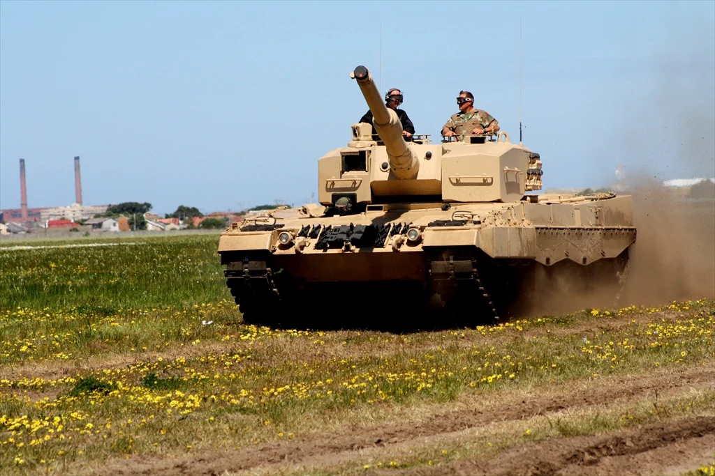 Leopard 2A4 to konstrukcja sięgająca lat 80. Porównać ją można do wersji T-72B, używanej przez Rosjan. Jak ma lepsze systemy obserwowania pola bitwy czy mobilność, Leopard 2A4 mimo już swojego legendarnego statusu nie jest "cudowaną bronią", zwłaszcza jeśli wykorzystuje się go z użyciem złej taktyki Leopard 2A4 to konstrukcja sięgająca lat 80. Porównać ją można do wersji T-72B, używanej przez Rosjan. Jak ma lepsze systemy obserwowania pola bitwy czy mobilność, Leopard 2A4 mimo już swojego legendarnego statusu nie jest "cudowaną bronią", zwłaszcza jeśli wykorzystuje się go z użyciem złej taktyki