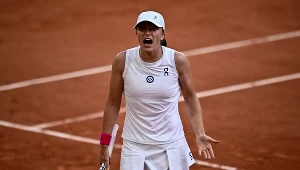 Iga Świątek podczas meczu z Beatriz Hadad Maią w Paryżu