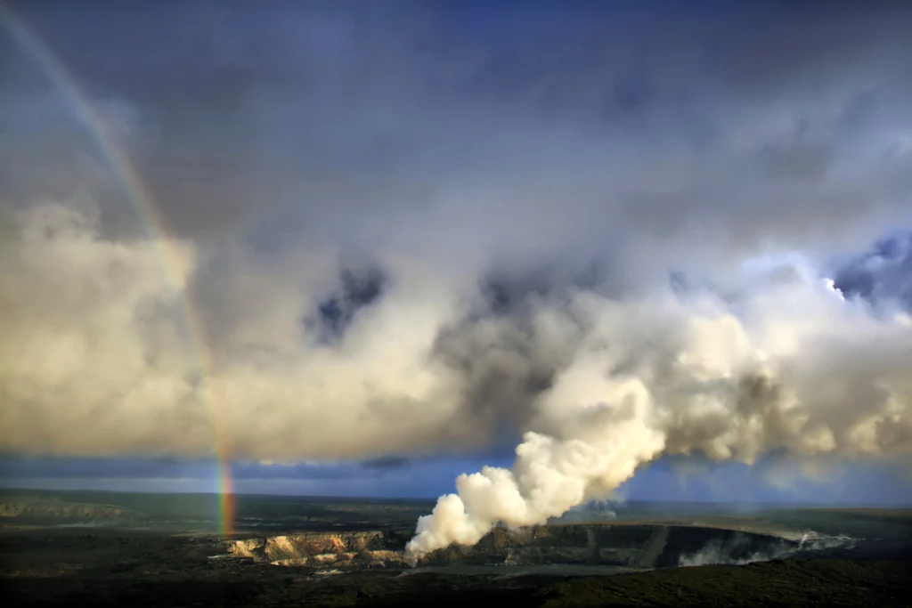 Tęcza nad jednym z kraterów Kīlauei.